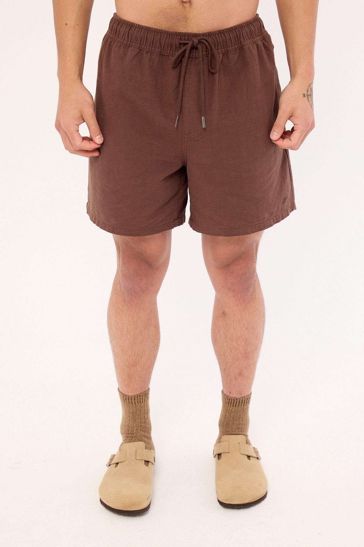 Common Need Island Linen Short Dark Brown