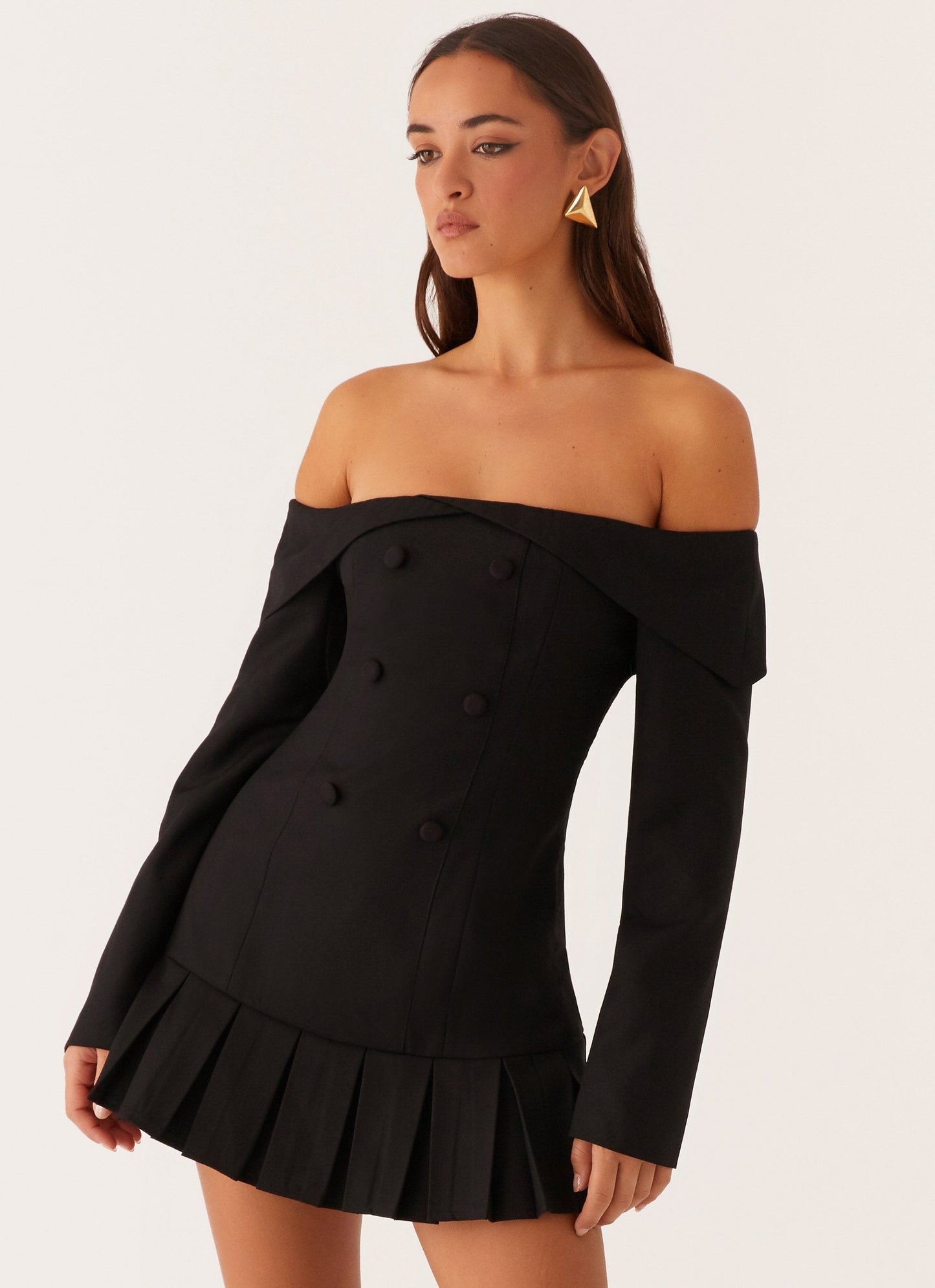 Schulterfreies Minikleid mit langen Ärmeln und ausgestelltem Rock