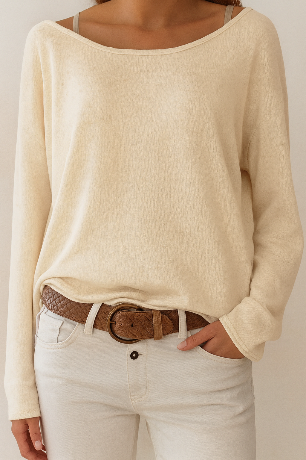 Loose women's sweater with long sleeves