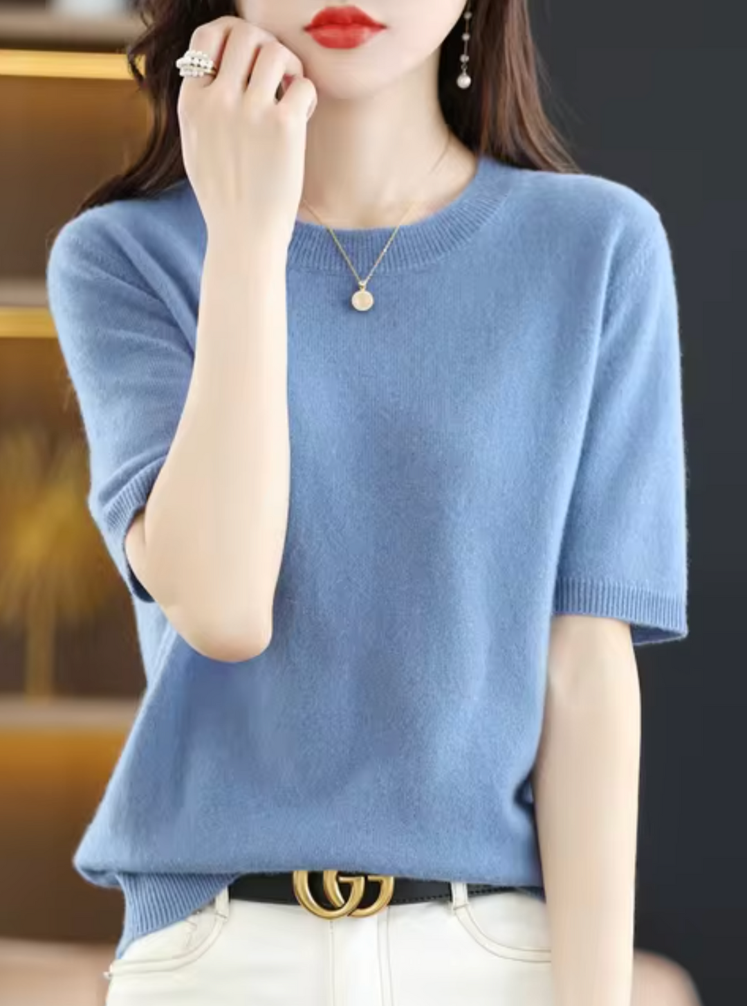 Short-sleeved knit top with round neckline