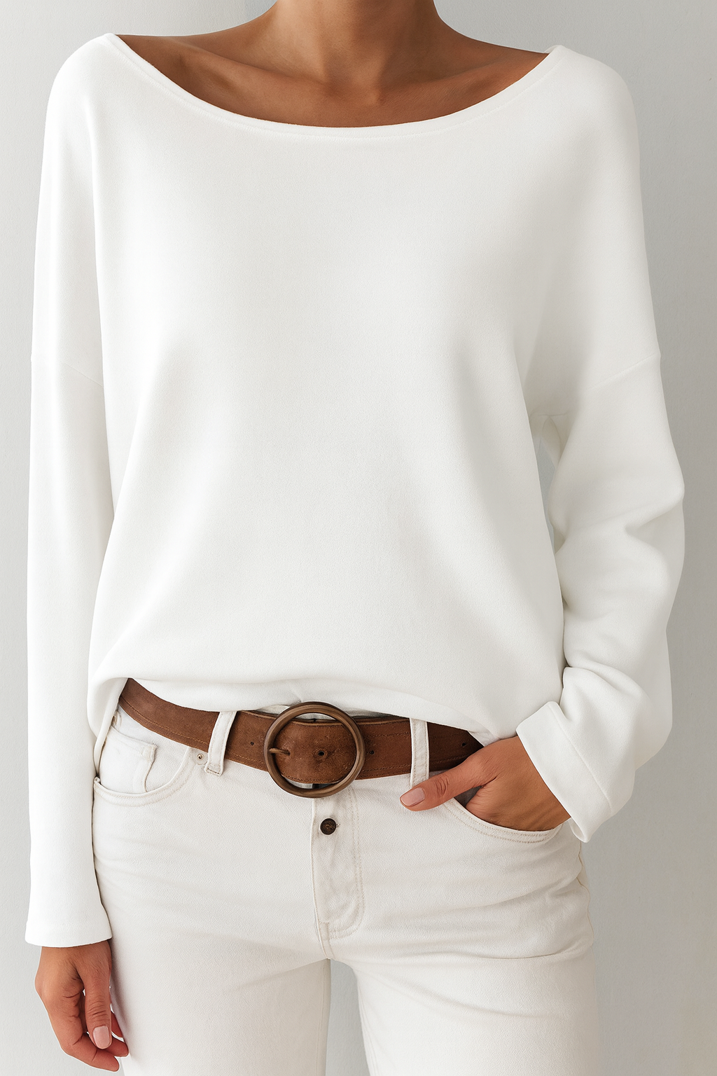 Loose women's sweater with long sleeves