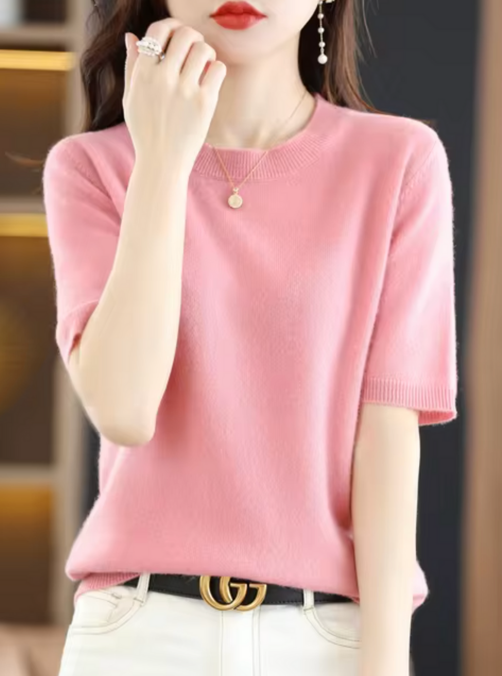 Short-sleeved knit top with round neckline