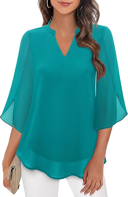 Loose-fitting top with V-neck and half sleeves
