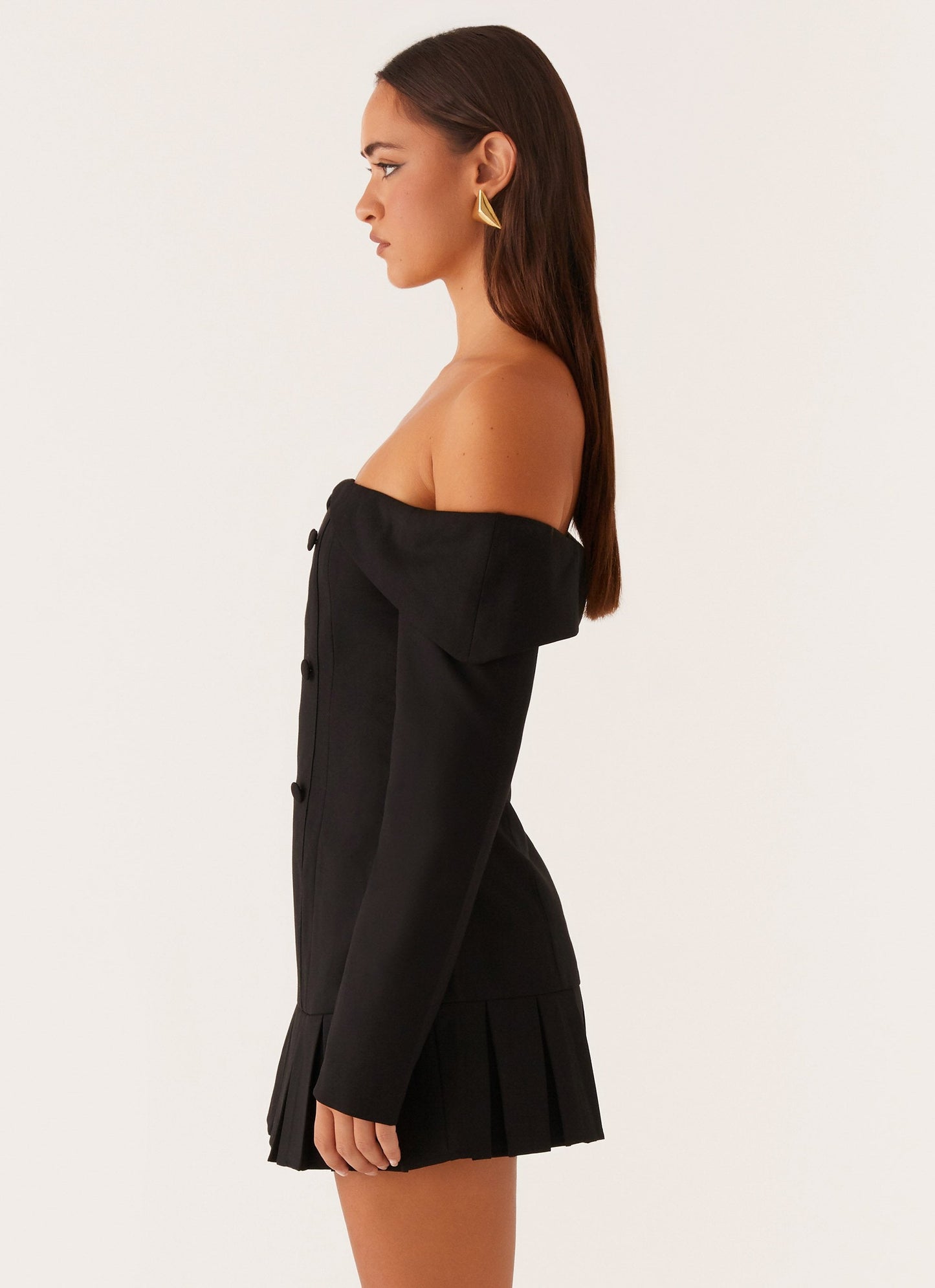 Schulterfreies Minikleid mit langen Ärmeln und ausgestelltem Rock