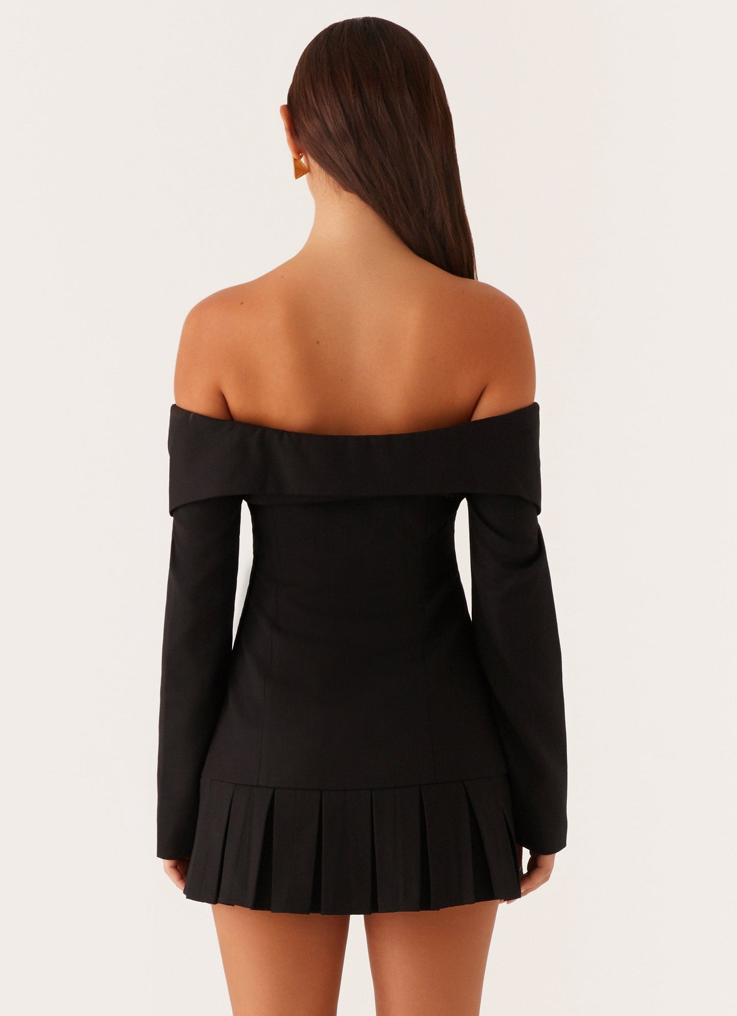 Schulterfreies Minikleid mit langen Ärmeln und ausgestelltem Rock