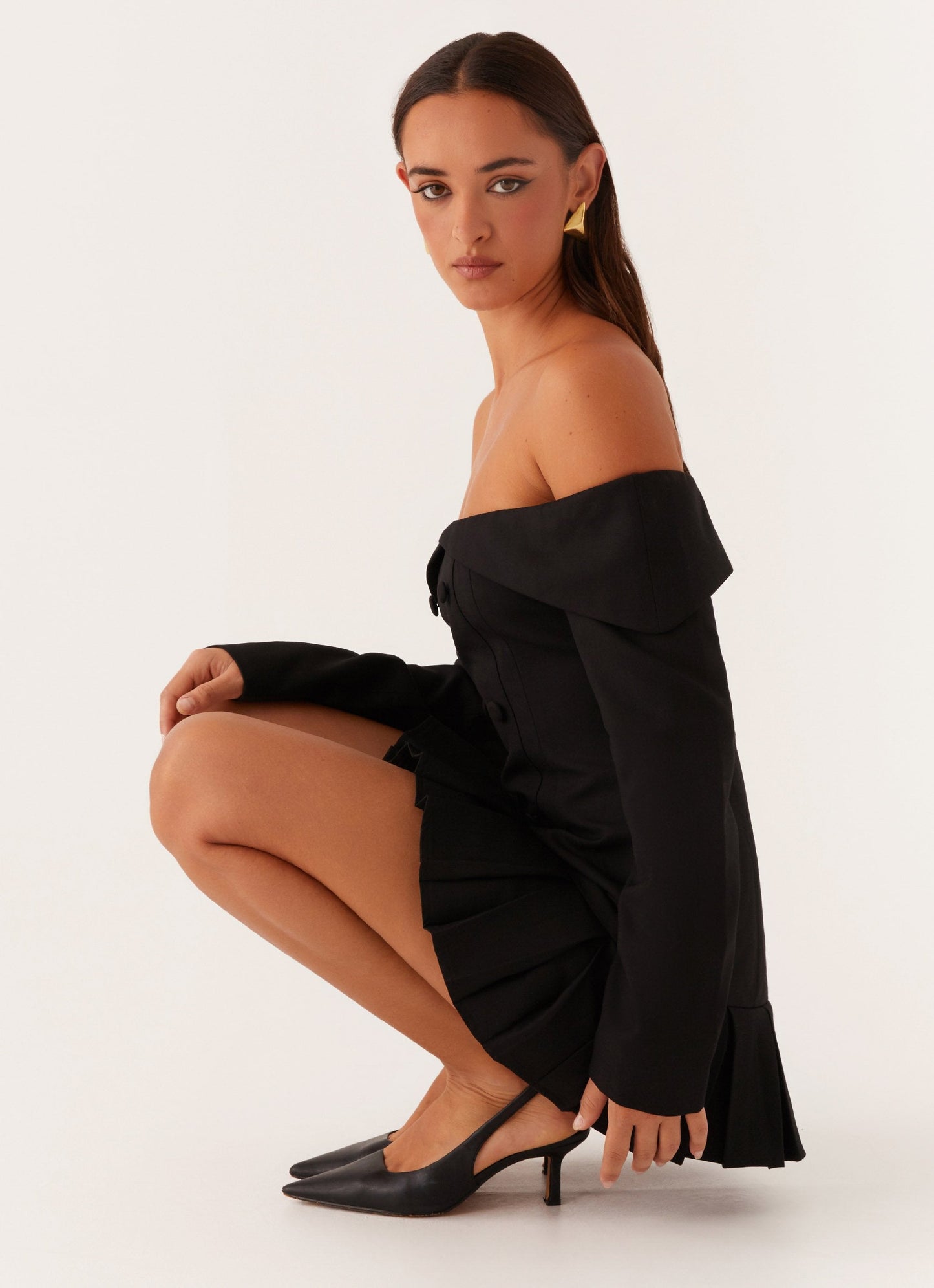 Schulterfreies Minikleid mit langen Ärmeln und ausgestelltem Rock