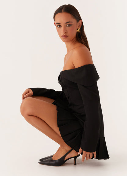 Schulterfreies Minikleid mit langen Ärmeln und ausgestelltem Rock