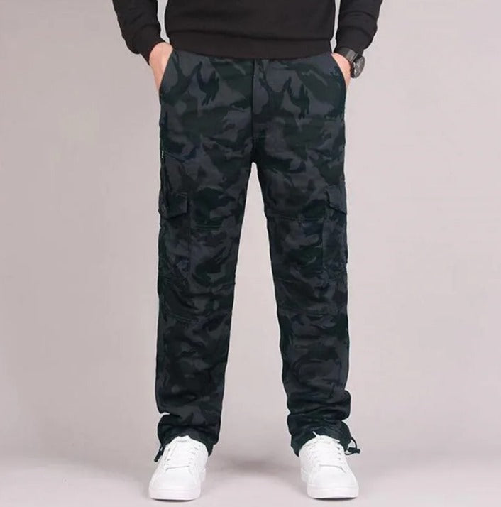 Men's trousers with patch pockets and straight cut