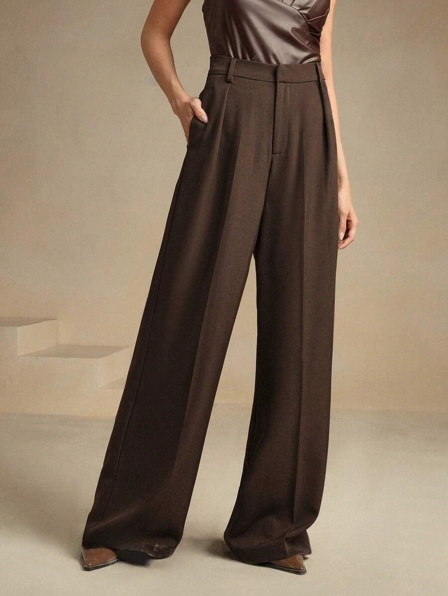 Women's trousers with a wide cut, elastic waistband and flowing fabric
