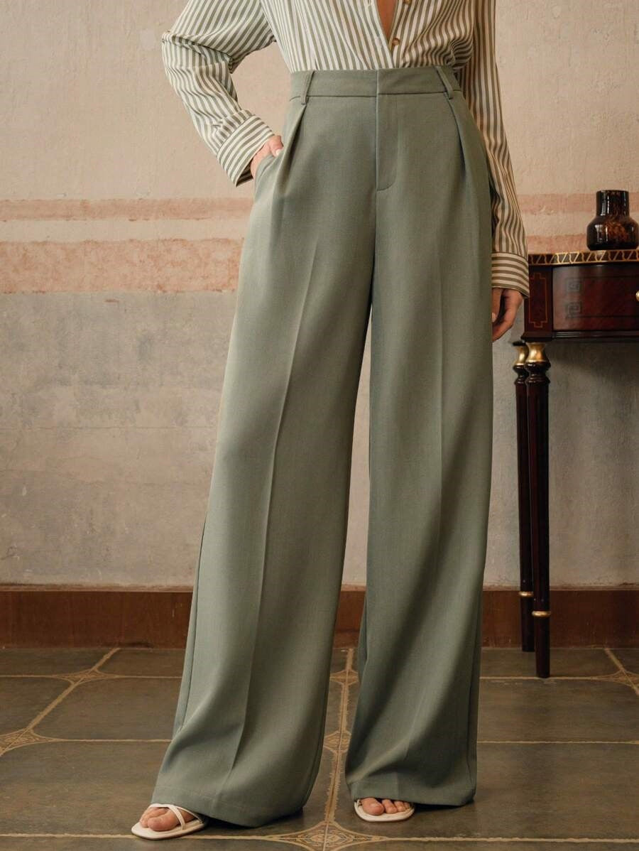 Women's trousers with a wide cut, elastic waistband and flowing fabric