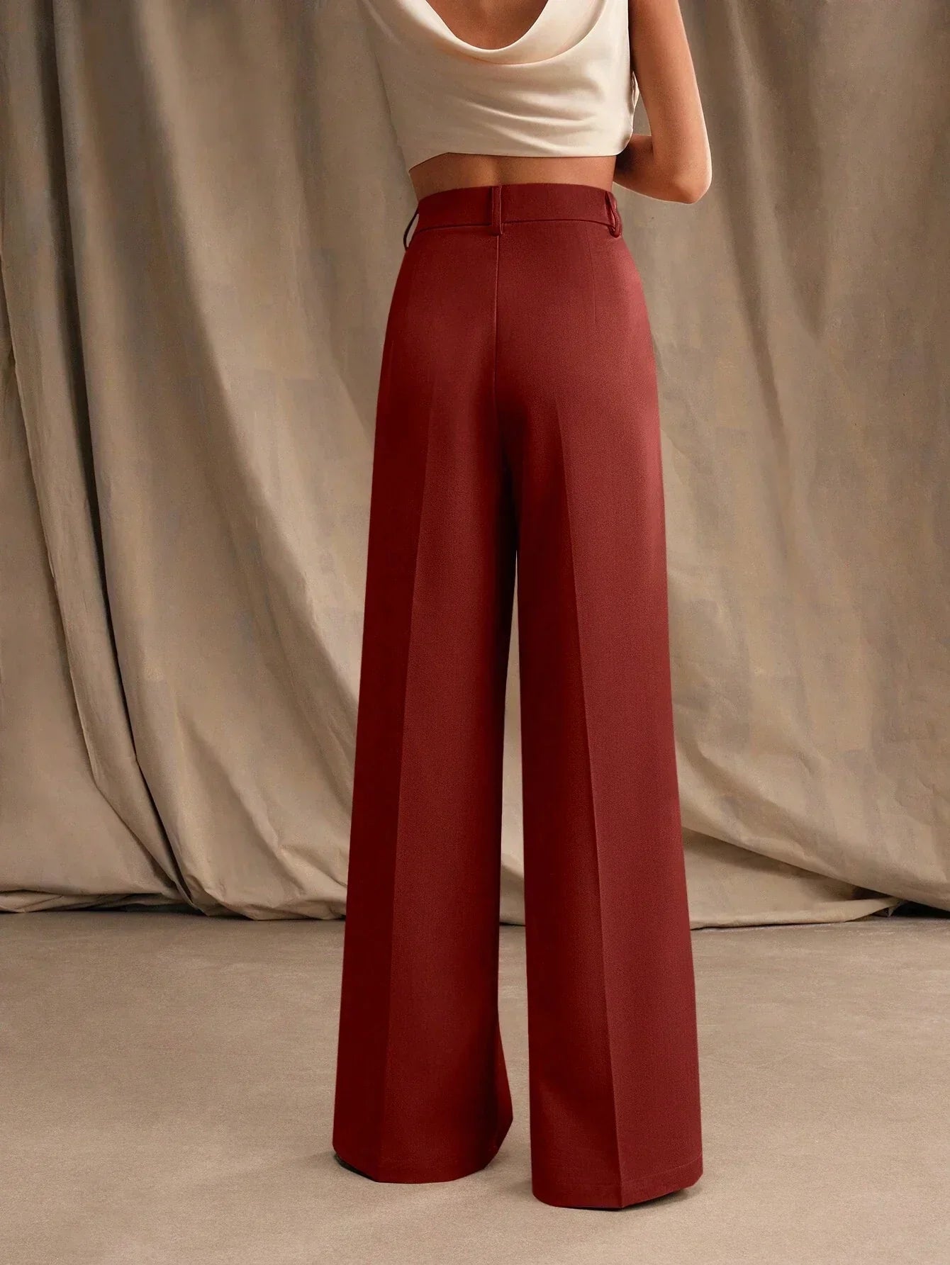 Women's trousers with a wide cut, elastic waistband and flowing fabric
