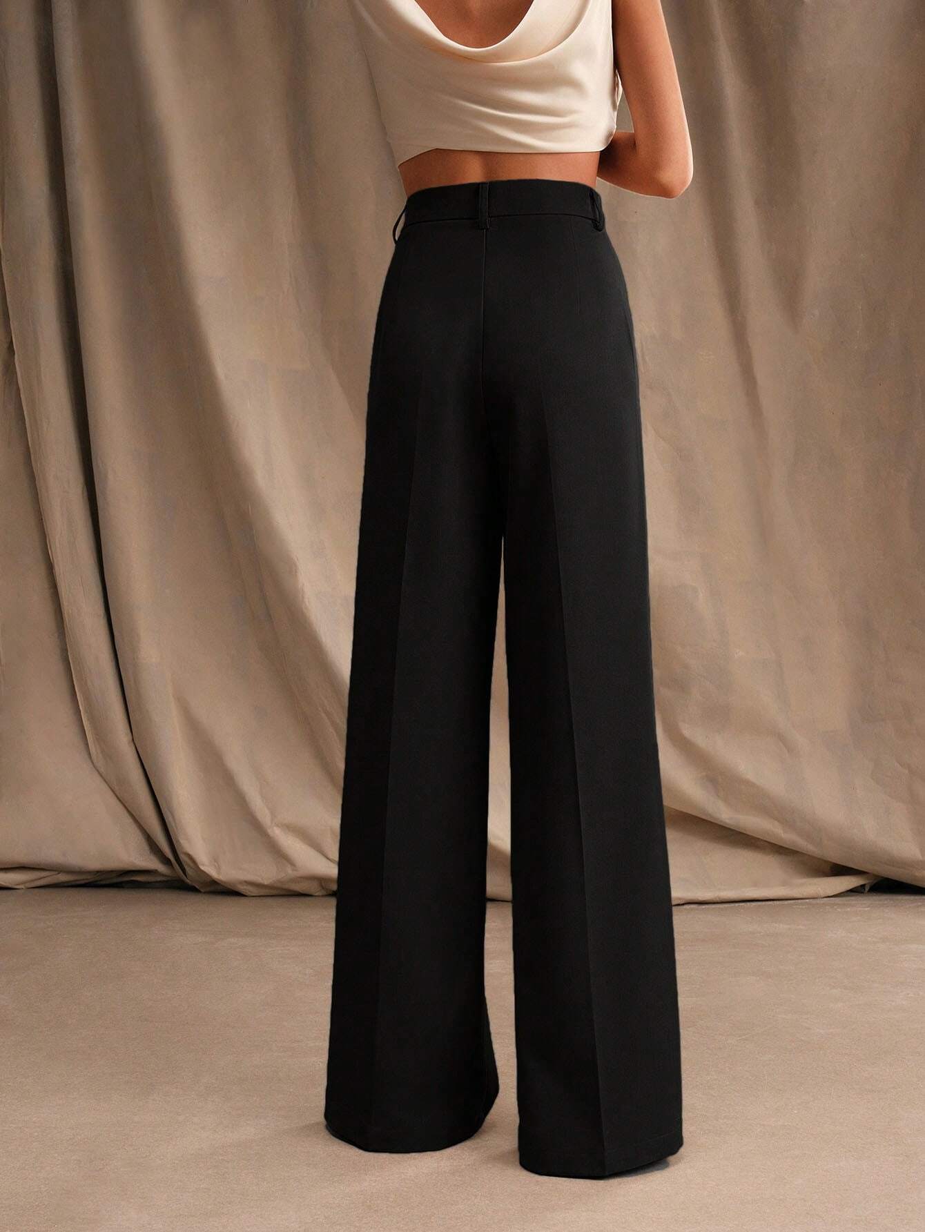 Women's trousers with a wide cut, elastic waistband and flowing fabric