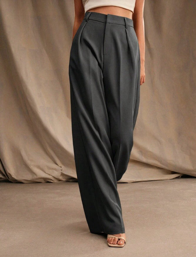 Women's trousers with a wide cut, elastic waistband and flowing fabric