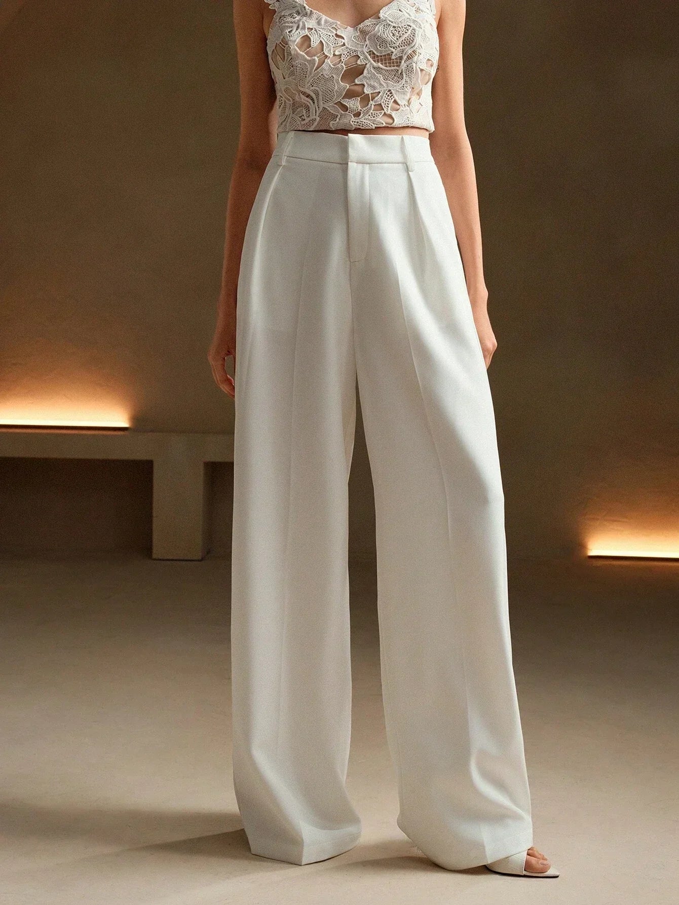 Women's trousers with a wide cut, elastic waistband and flowing fabric