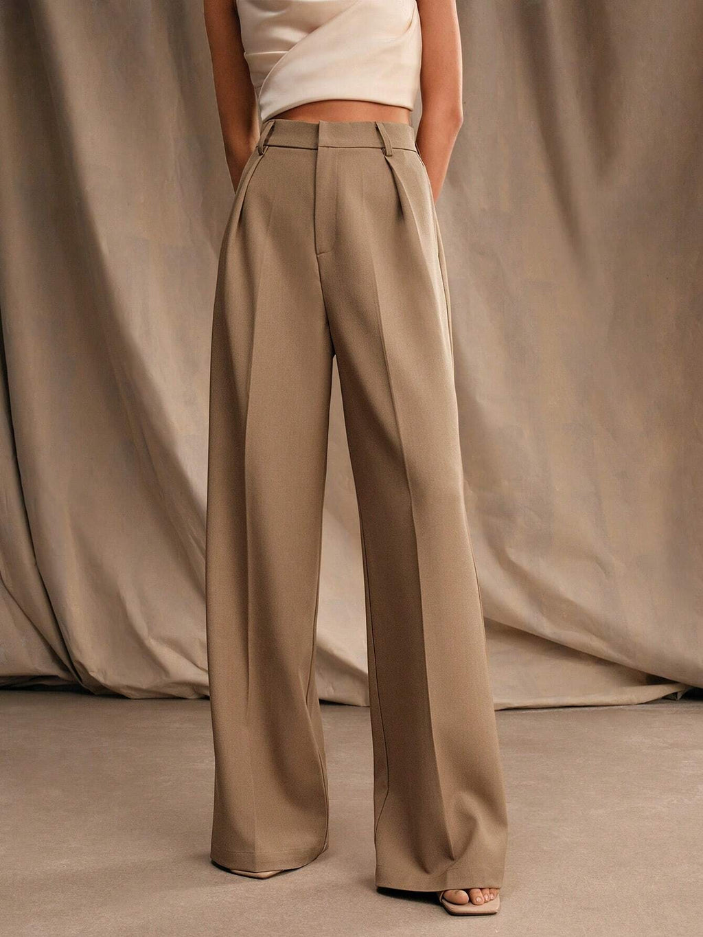 Women's trousers with a wide cut, elastic waistband and flowing fabric