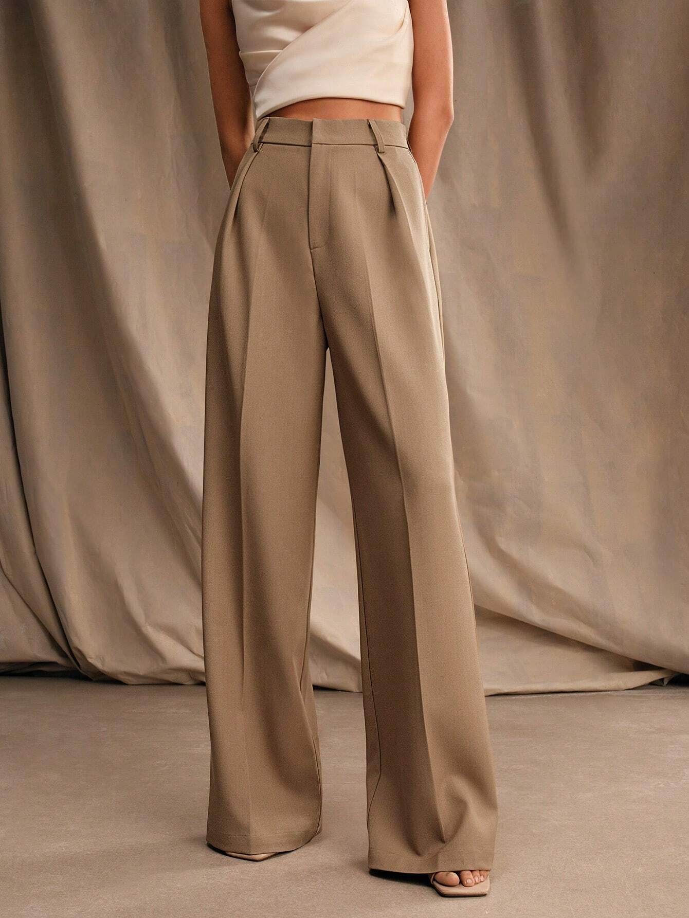 Women's trousers with a wide cut, elastic waistband and flowing fabric