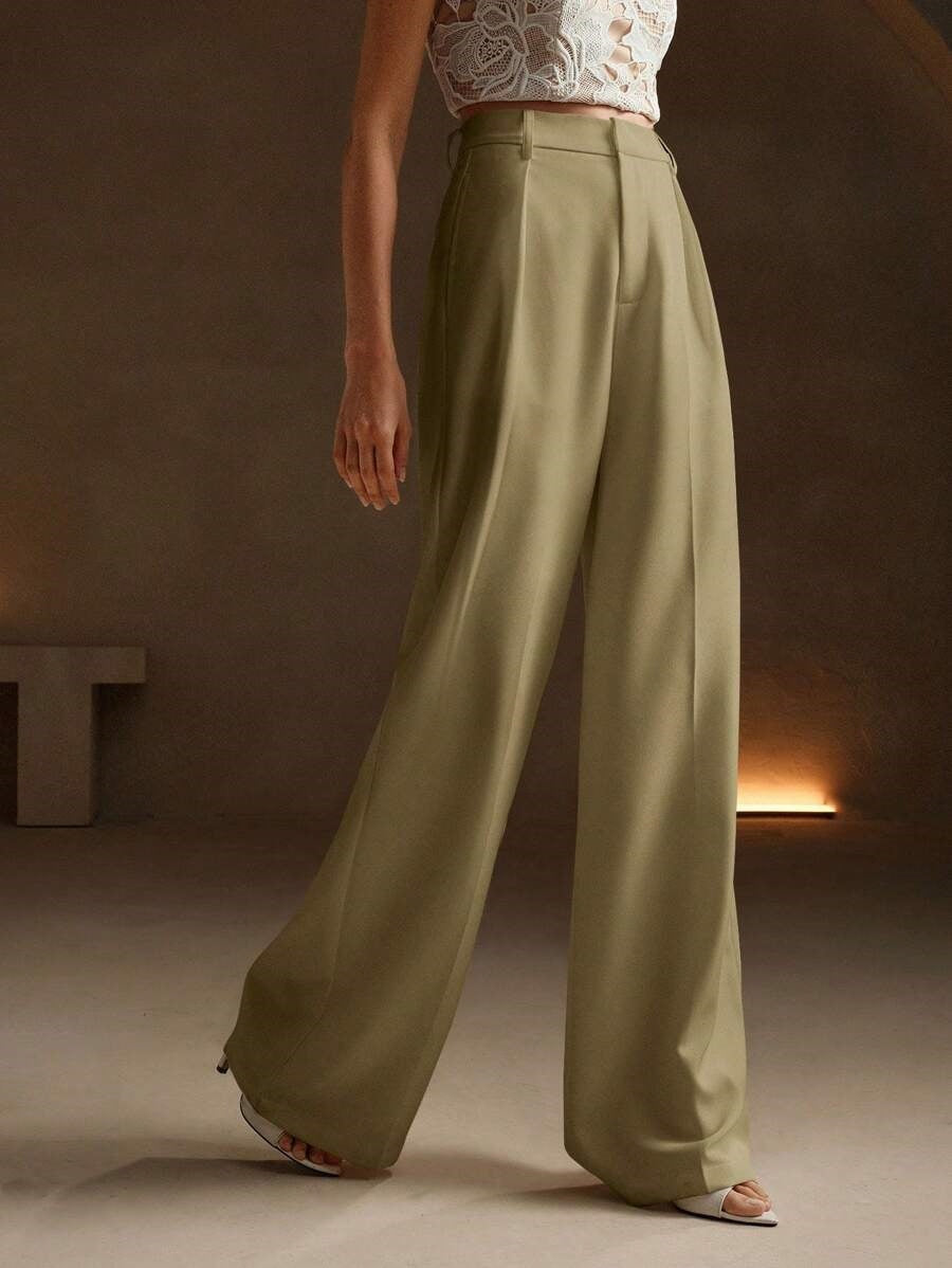 Women's trousers with a wide cut, elastic waistband and flowing fabric
