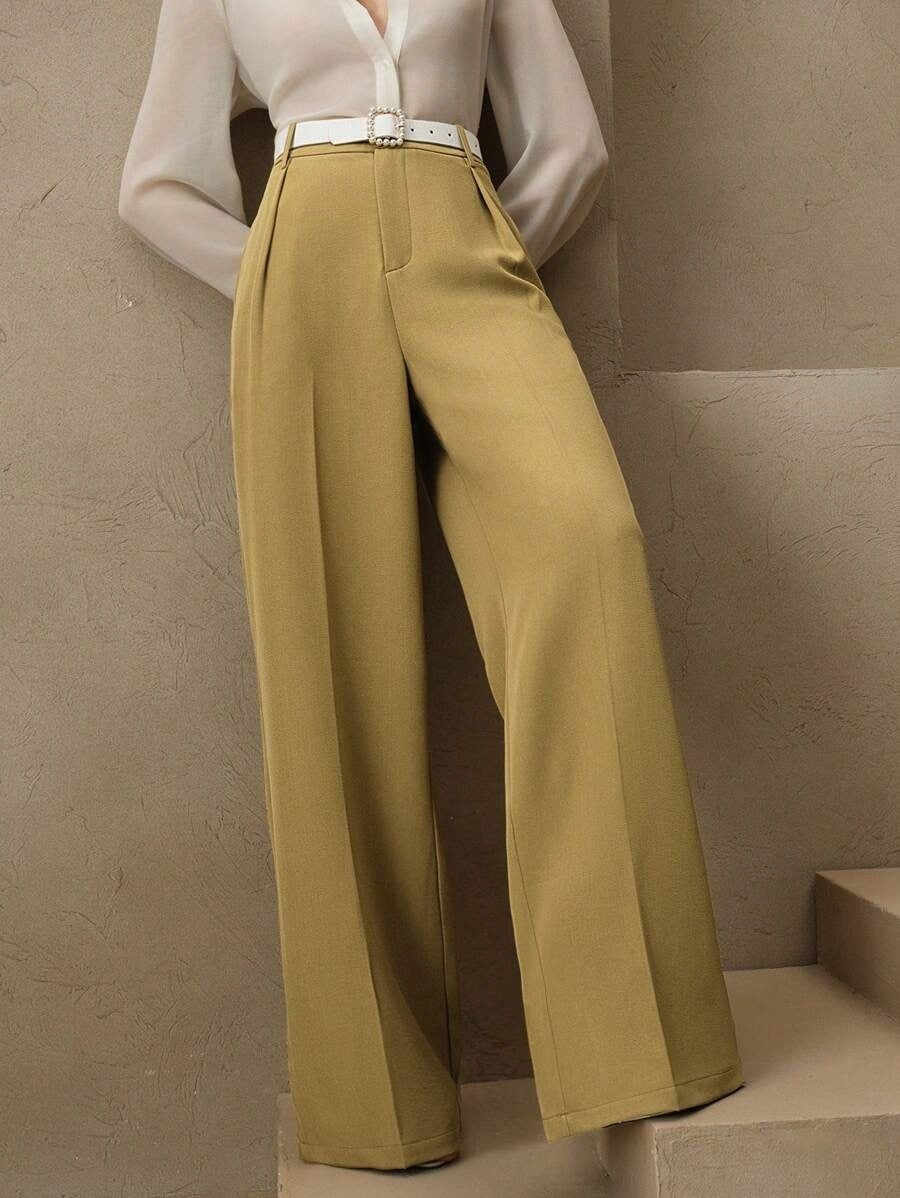 Women's trousers with a wide cut, elastic waistband and flowing fabric