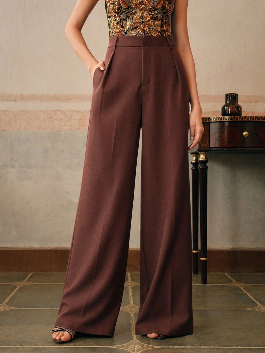 Women's trousers with a wide cut, elastic waistband and flowing fabric