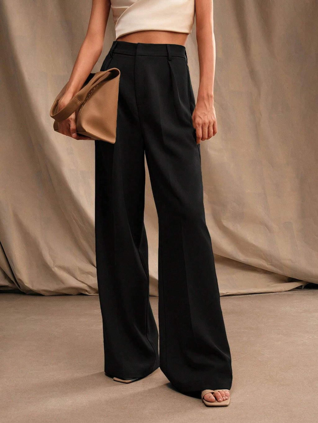 Women's trousers with a wide cut, elastic waistband and flowing fabric