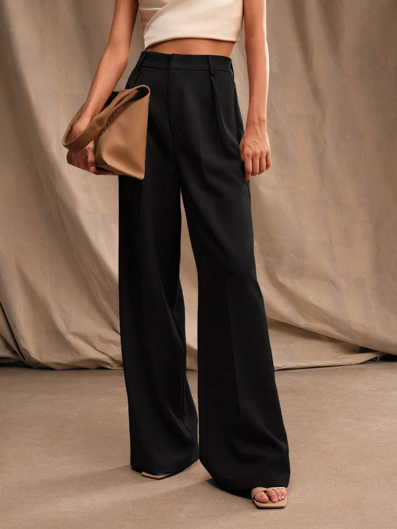 Women's trousers with a wide cut, elastic waistband and flowing fabric