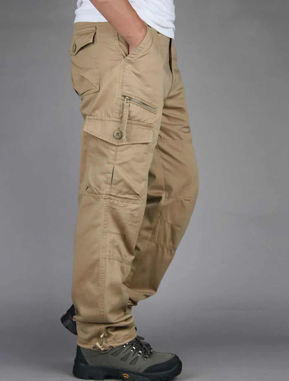 Men's trousers with patch pockets and straight cut