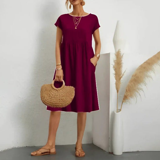 Knee-length women's dress with round neck and short sleeves