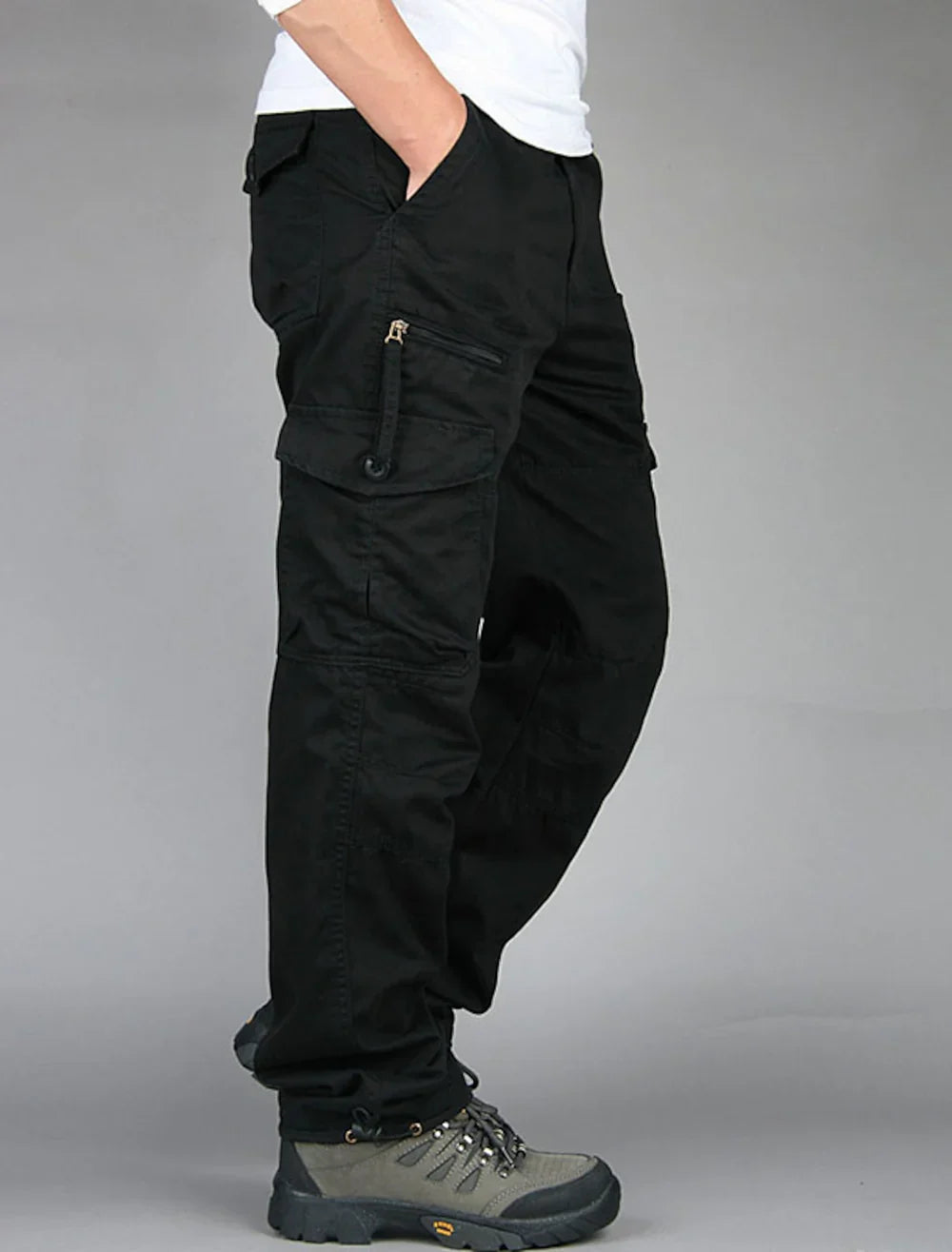 Men's trousers with patch pockets and straight cut