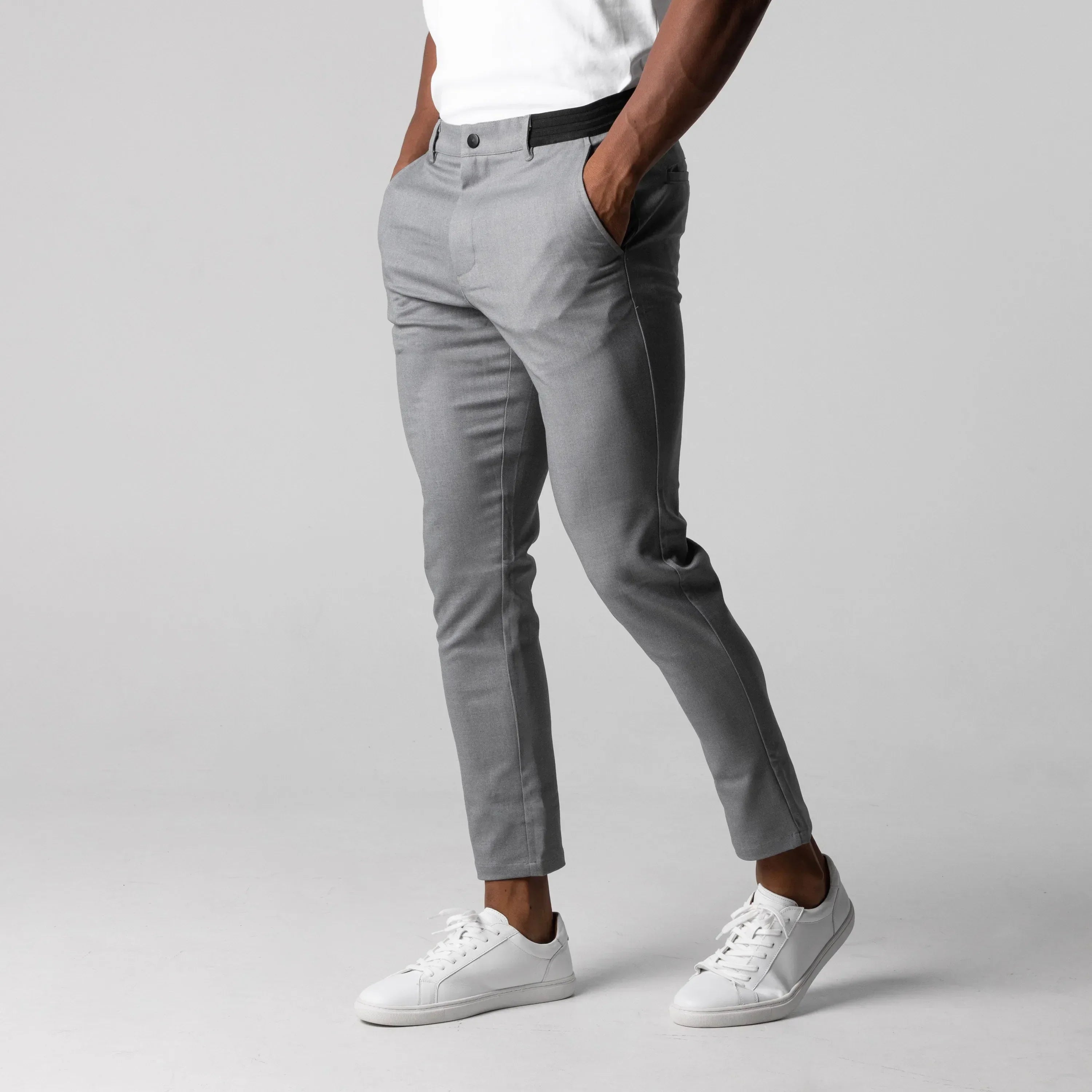 Men's chino trousers with a tapered fit and piped back pockets