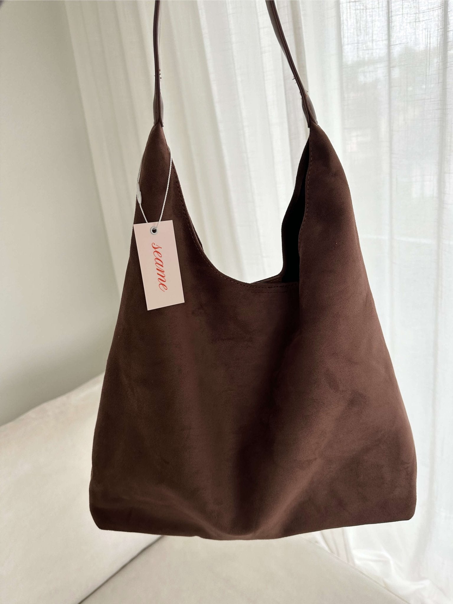 Shoulder bag with single strap and spacious compartment