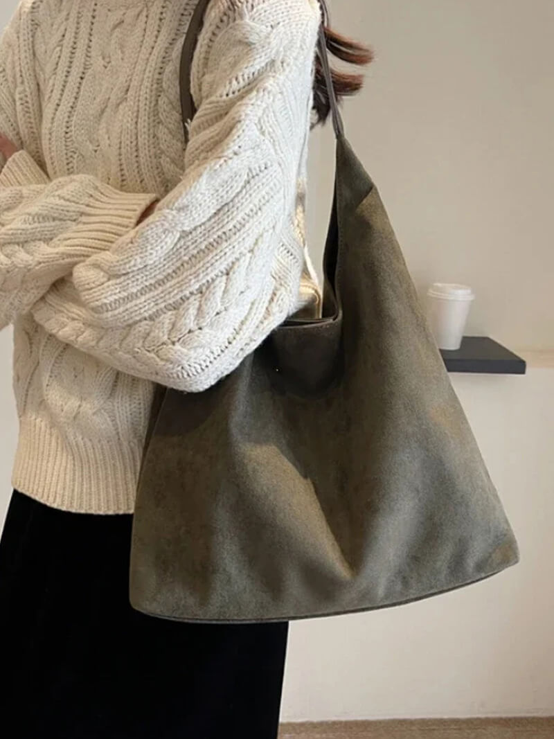 Shoulder bag with single strap and spacious compartment