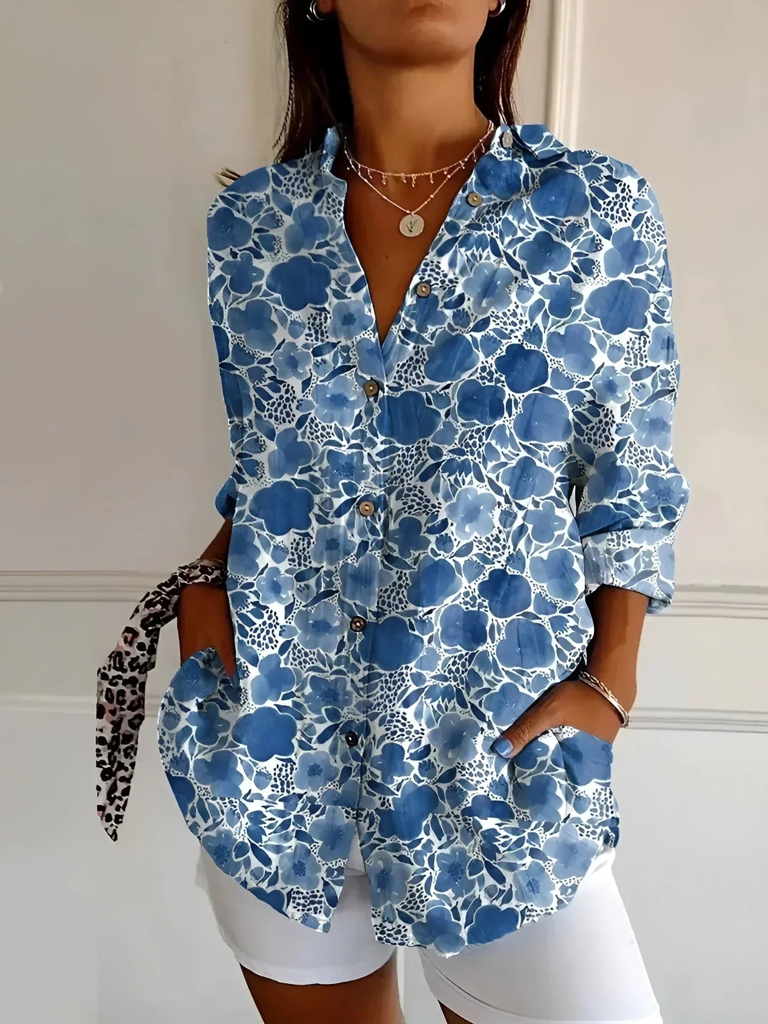 Patterned women's blouse with collar