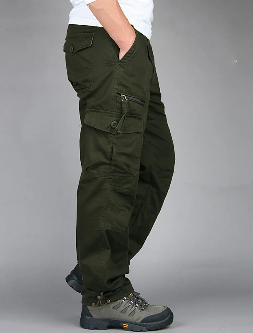 Men's trousers with patch pockets and straight cut