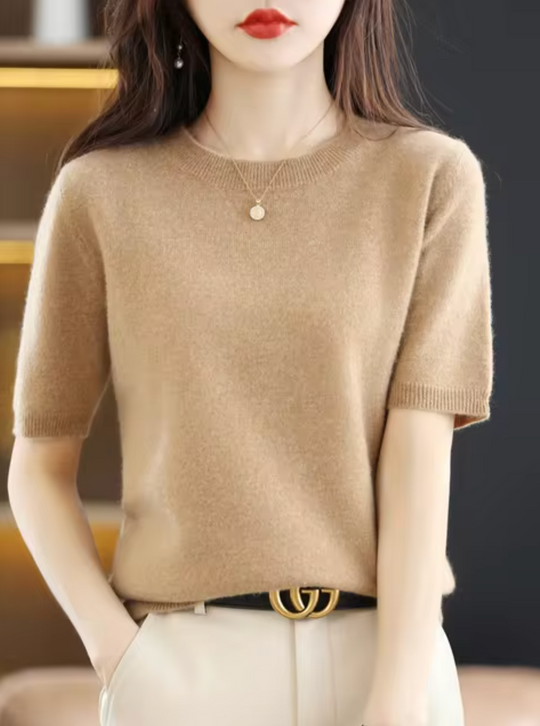 Short-sleeved knit top with round neckline