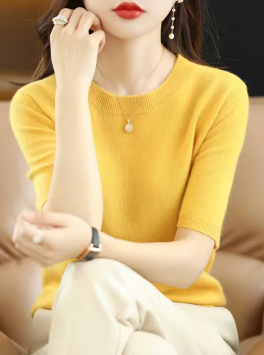 Short-sleeved knit top with round neckline